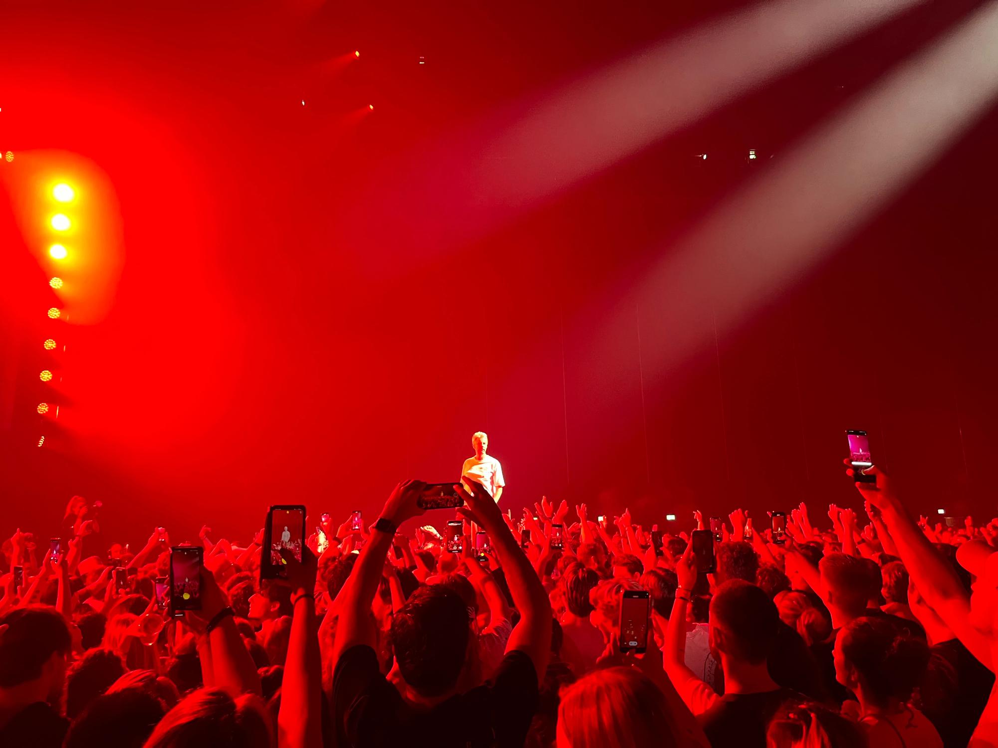 Freddy standing up, held by a large crowd