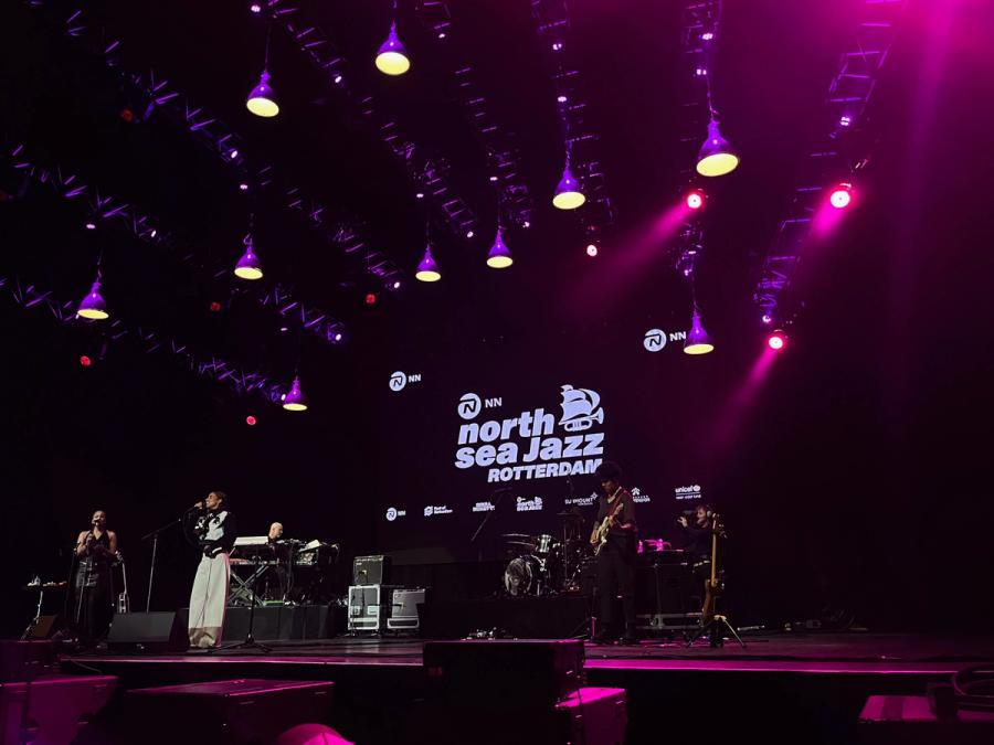 Lianne on stage, above are purple lights and behind a banner of North Sea Jazz Rotterdam