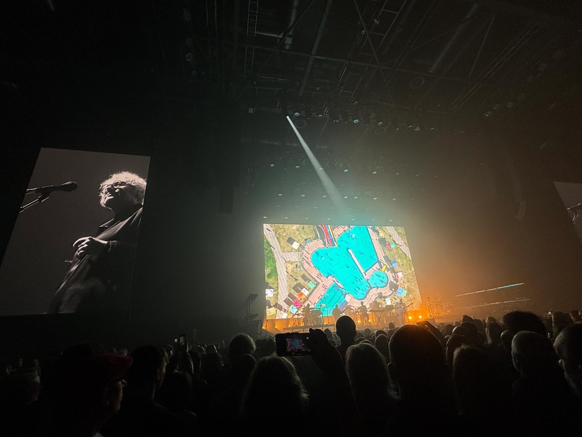 Massive Atack on stage, on the left screen Liz Frazer, on the large screen behind footage of a swimming pool