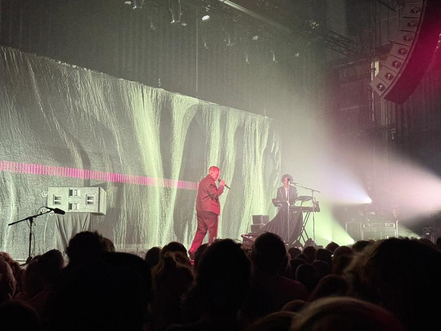 Kae on stage, there is a pink line behind him