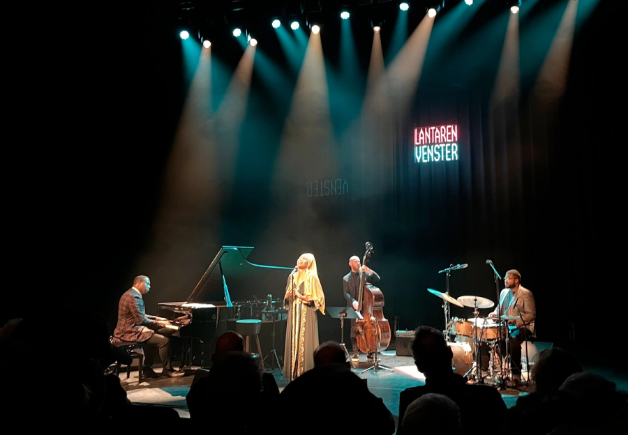 musicians at lantarenvenster stage, left to right pianist, Jazzmeia Horn, bass player, drummer