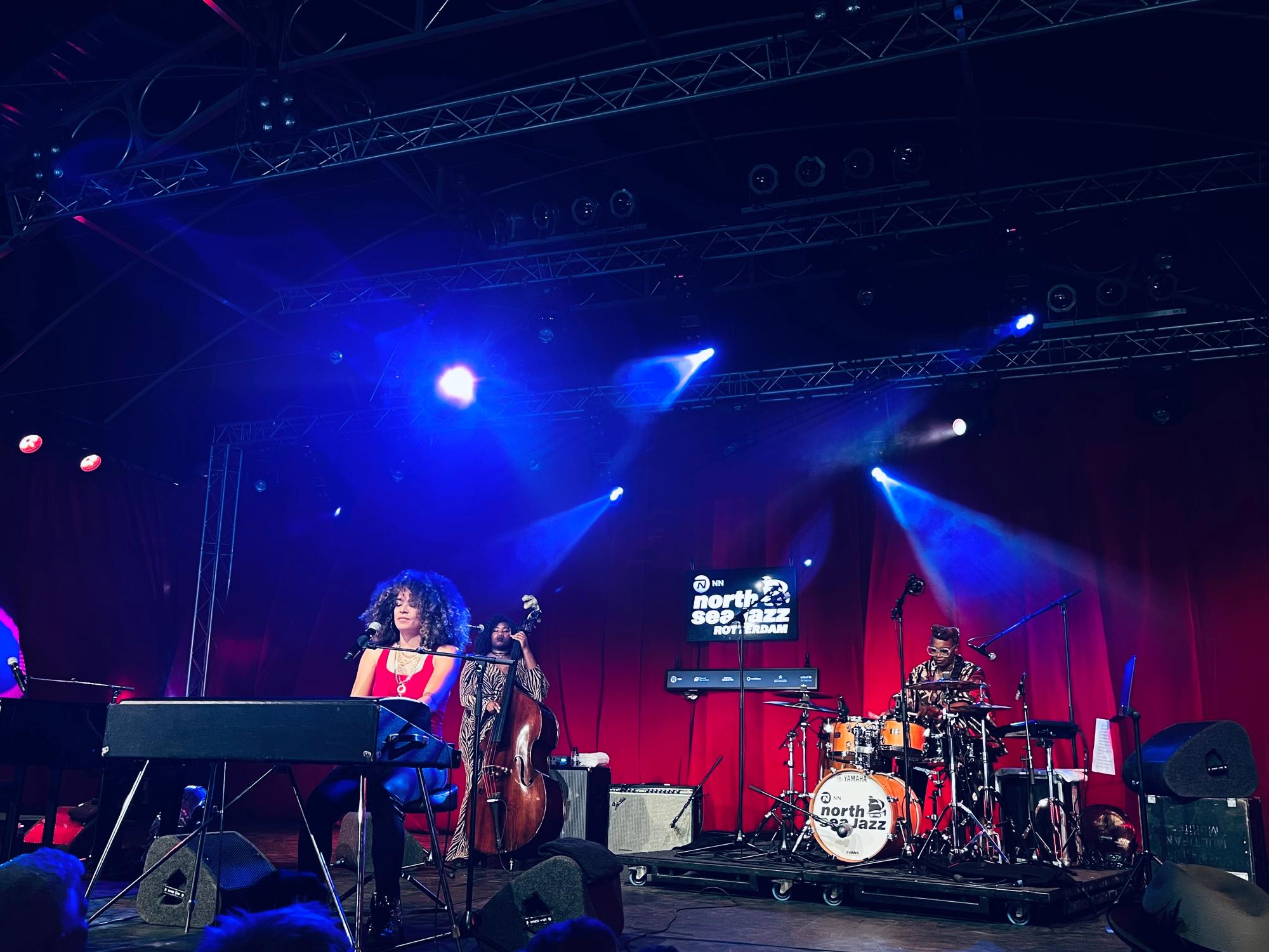 Kandace behind keyboard, right behind her all female band on double bass and drums