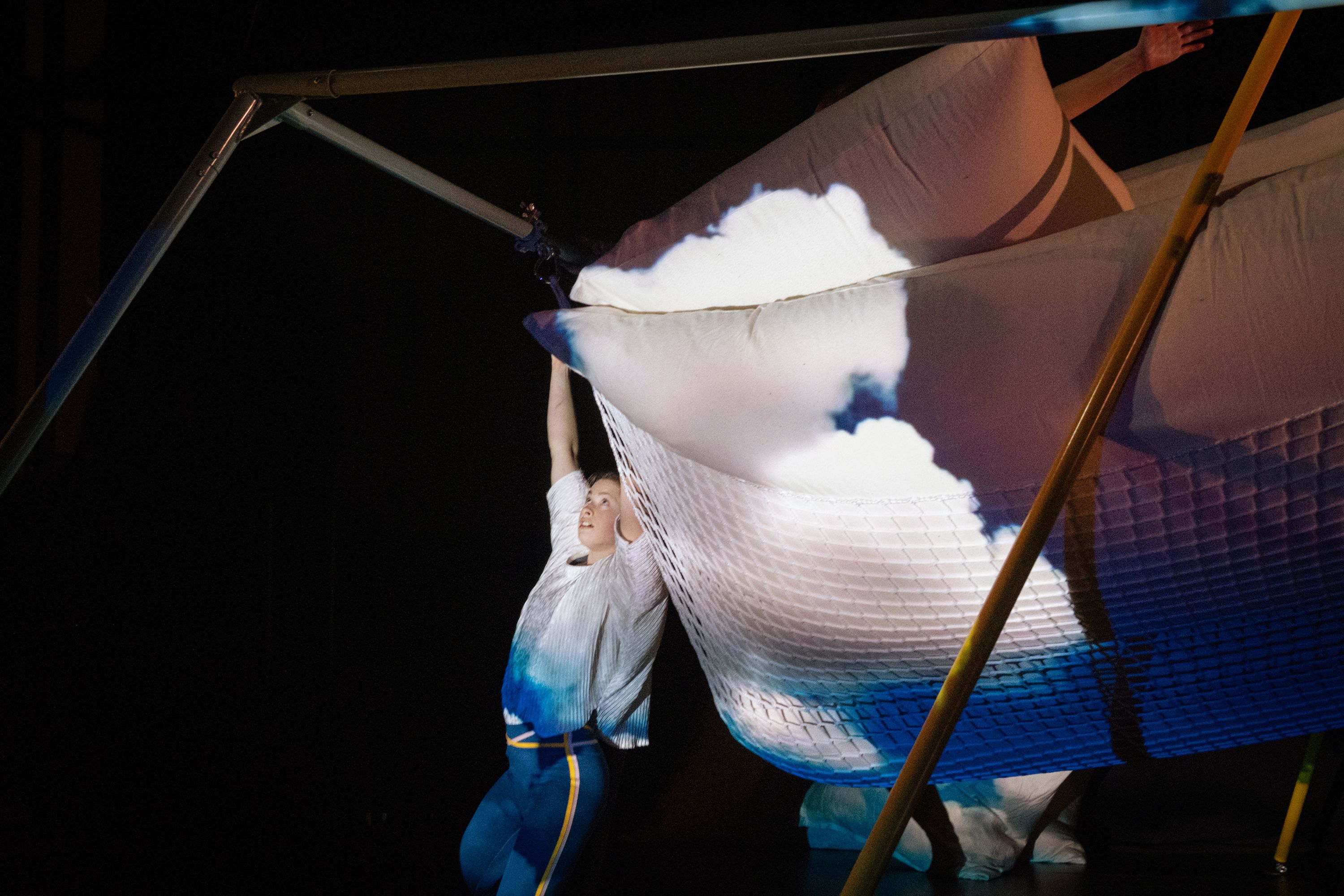 tout petit: NOT FALLING