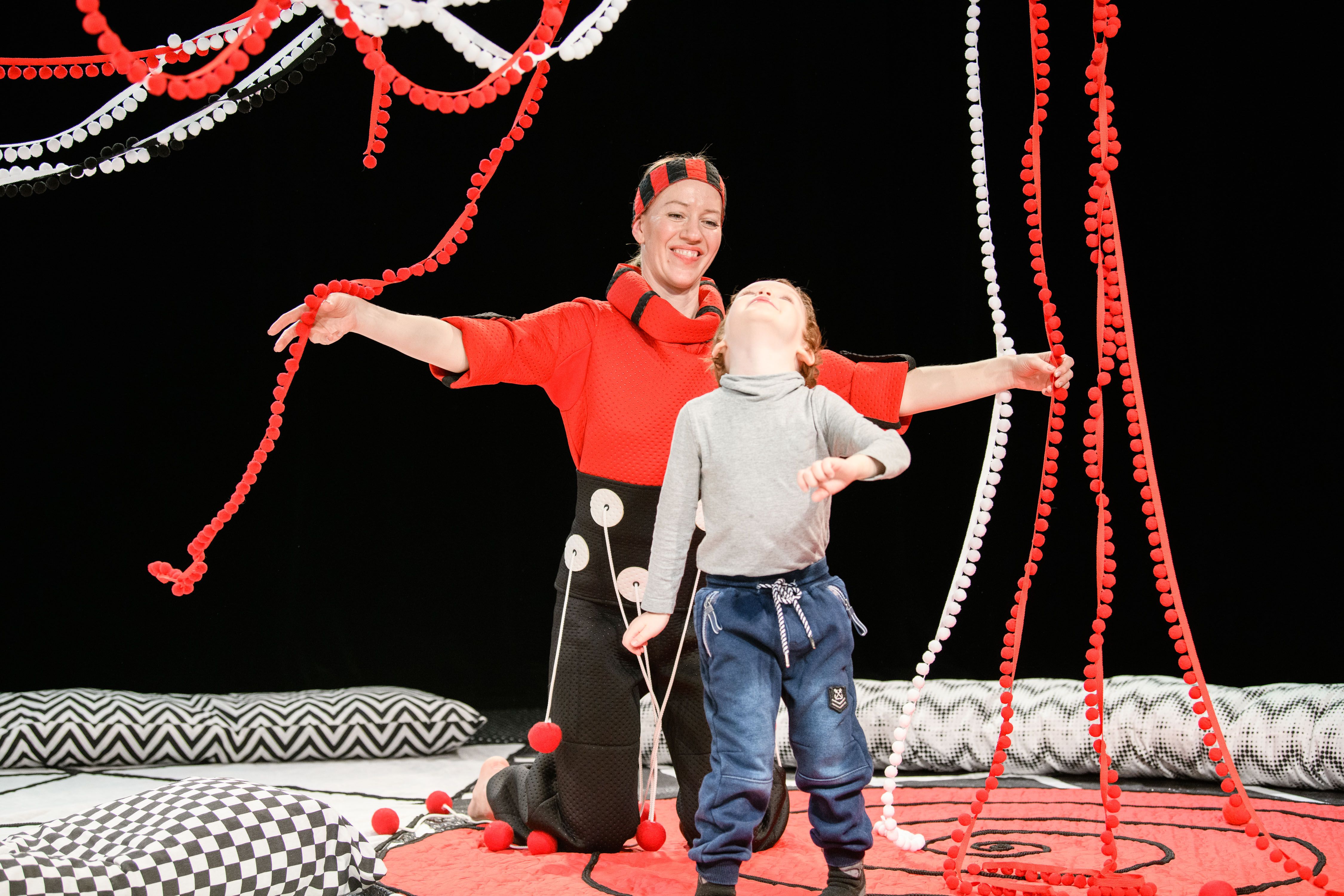 Dansema Dance Theater: UNSICHTBARE WELT