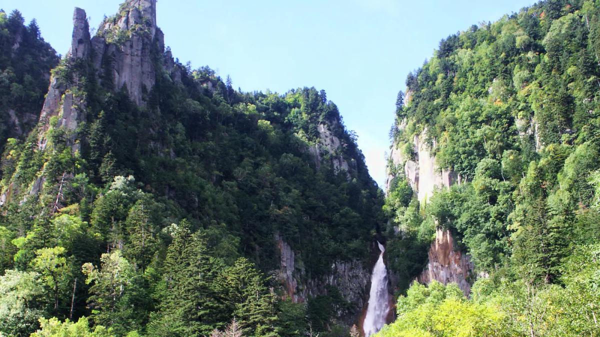 層雲峽的流星瀑布從岩壁間落下,左上方是柱狀節理的岩峰