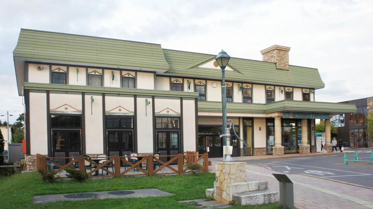 東川町道之驛道草館，綠色屋頂的兩層洋館，前方有草地與露天座位