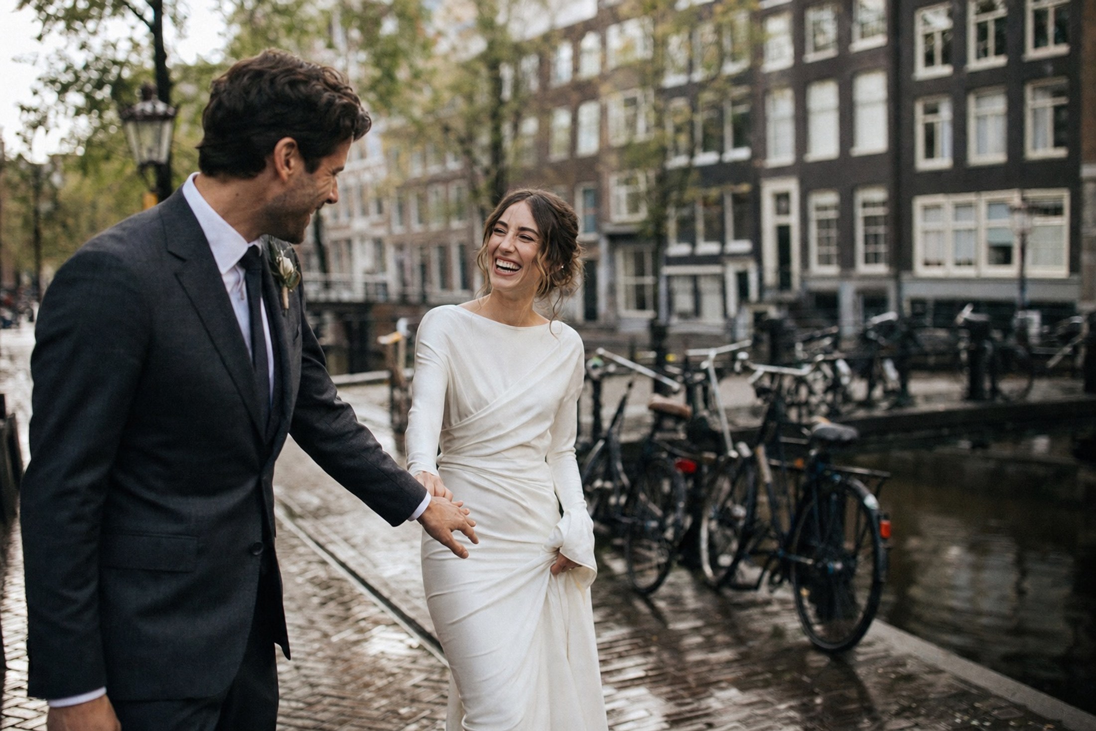 Pasgetrouwd stel langs een Amsterdamse gracht