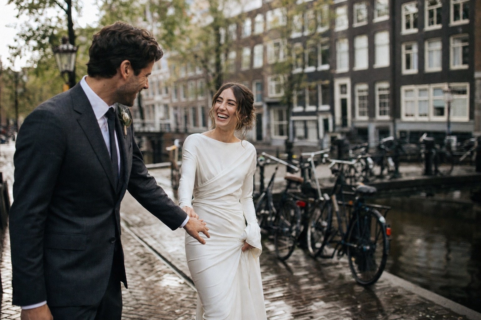 Pasgetrouwd stel tijdens een stadsbruiloft in Amsterdam