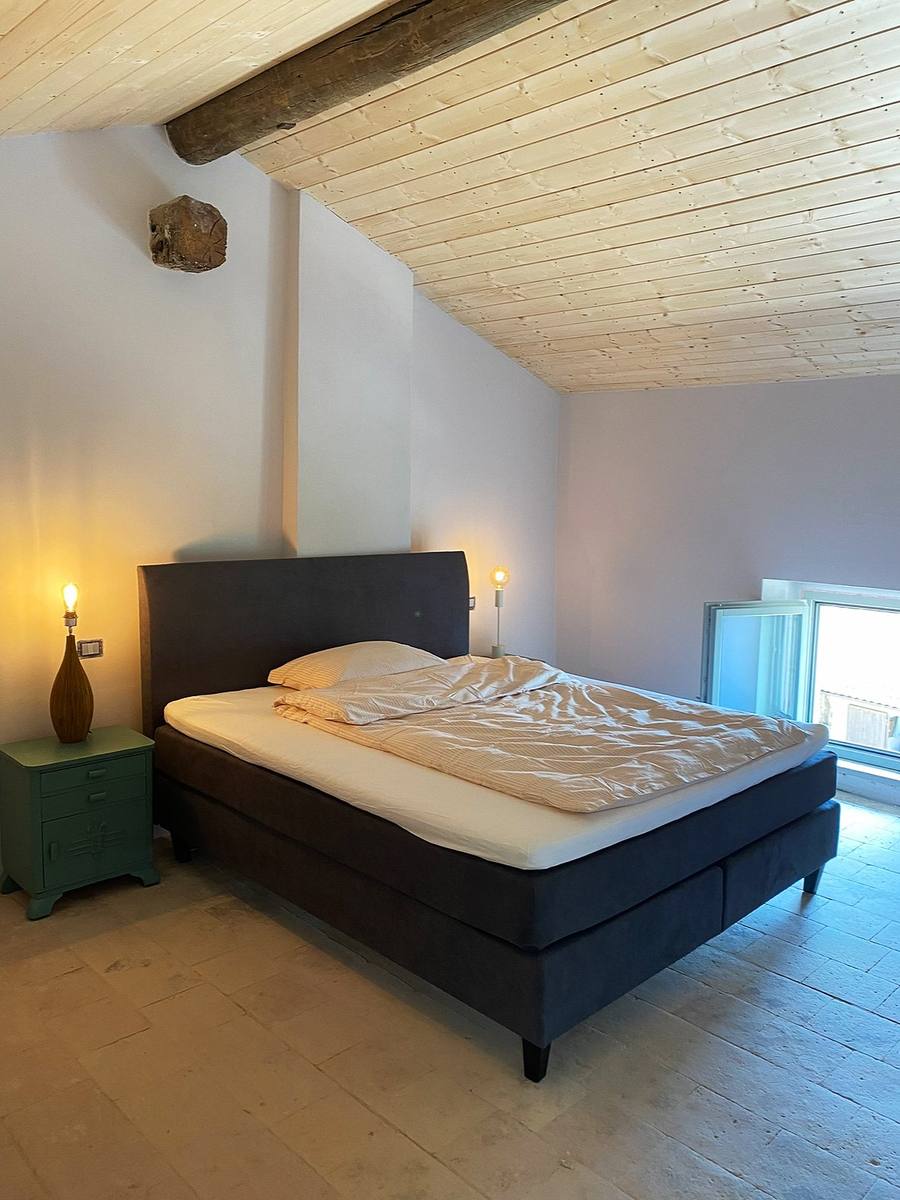 Soverom i huset i Calosso etter oppussing