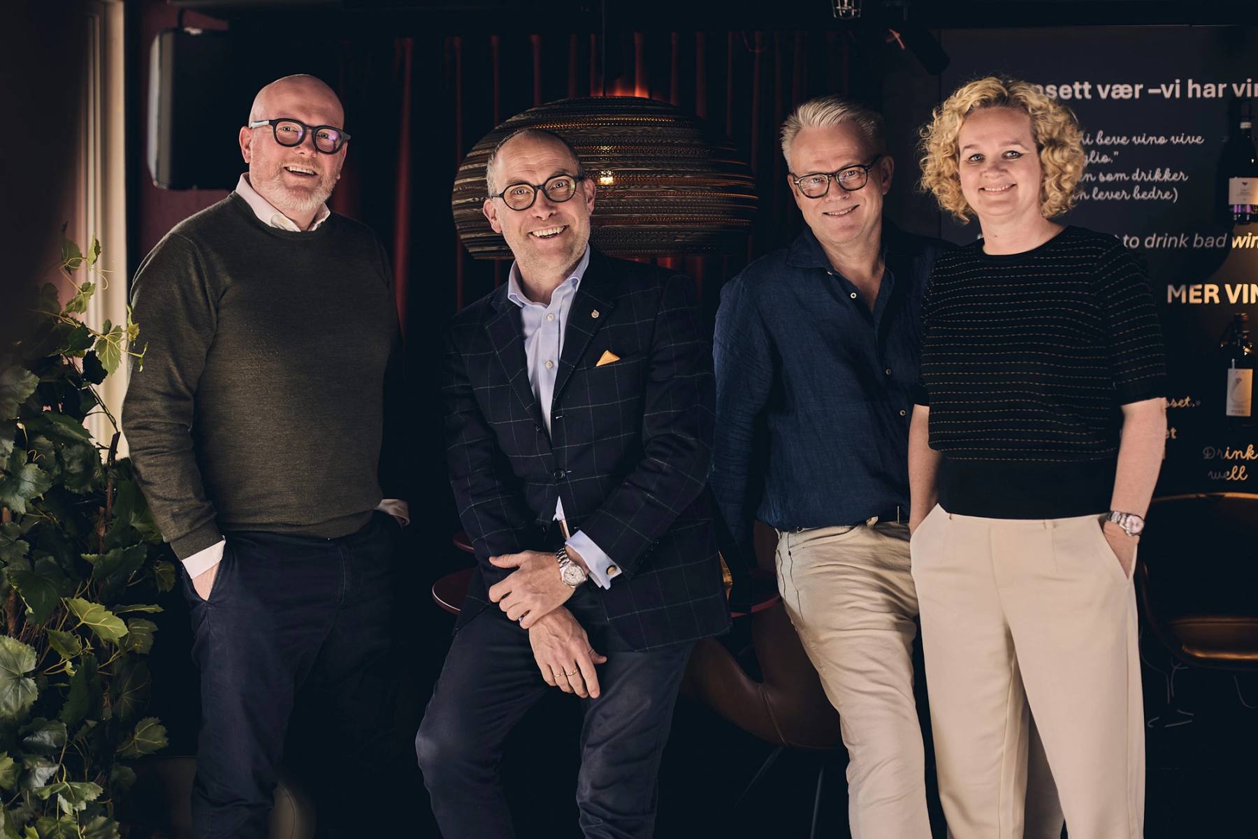 Stian Iversen, Per Sigurd Velde, Johan Hjelmaas og Ranveig Tvedt foran baren
