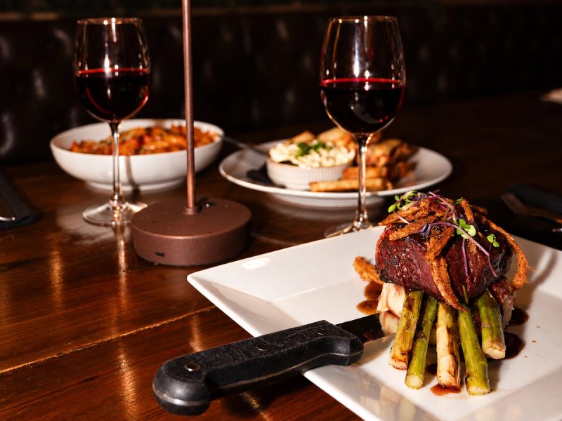 Filet mignon with asparagus and red wine