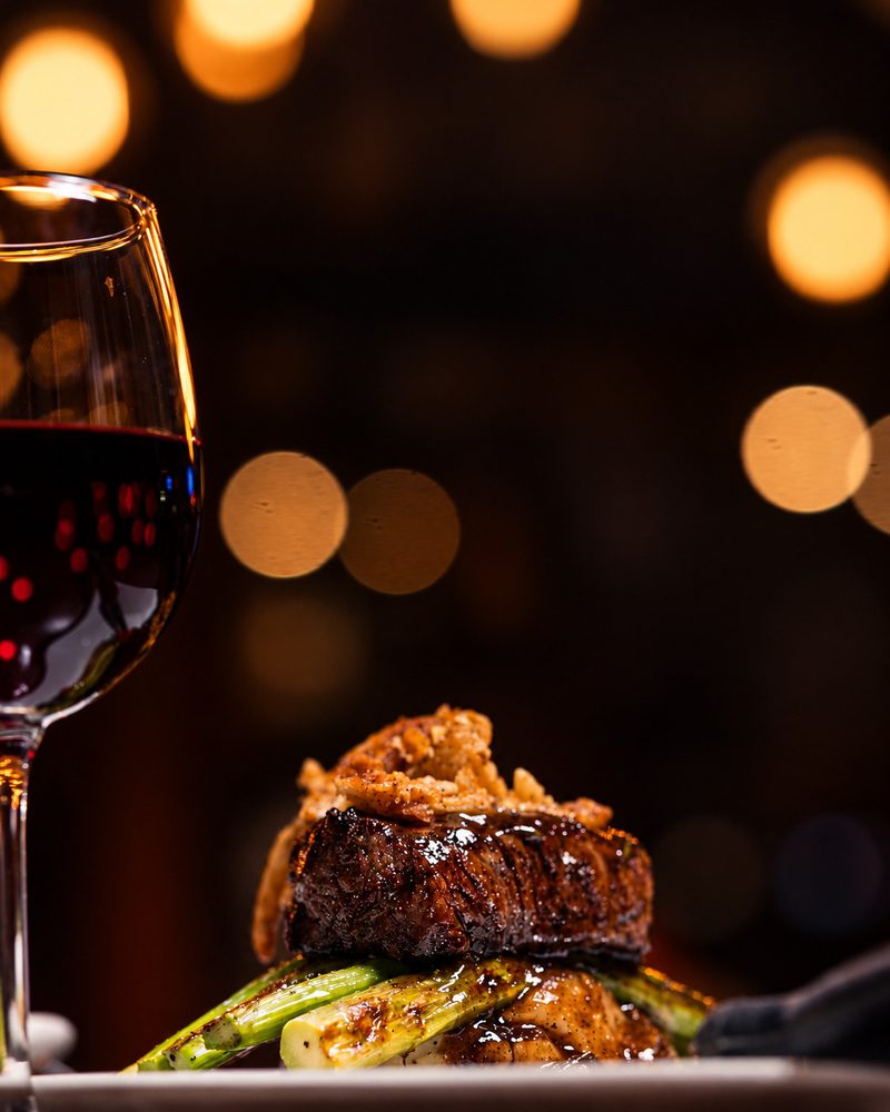 Filet mignon with grilled asparagus and red wine