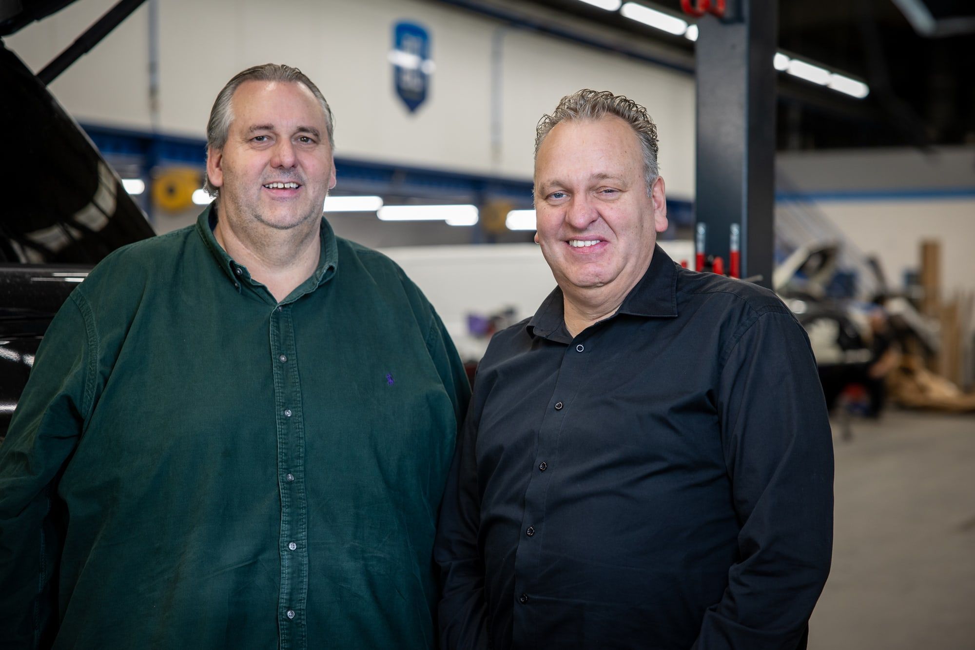 De eigenaren van Autoschade Merkelbag in hun werkplaats in Maastricht