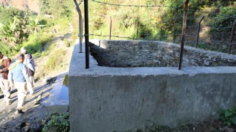 Dam med åpen bunn, drikkekar til dyr på siden