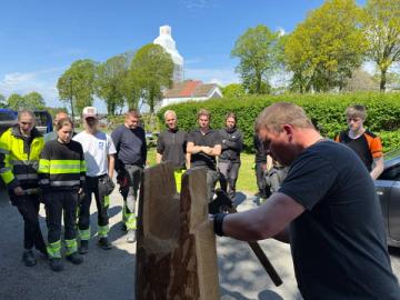 Elevene ser på når stipendiat demonstrerer hvordan hver spon lages. 