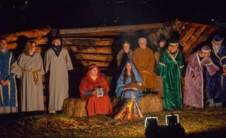 Julespill, alle skuespillerne poserer i stallen