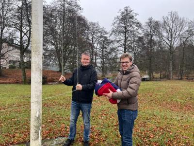 Flaggheising. Elevrådsleder og rektor