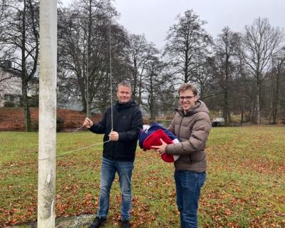 Flaggheising. Elevrådsleder og rektor