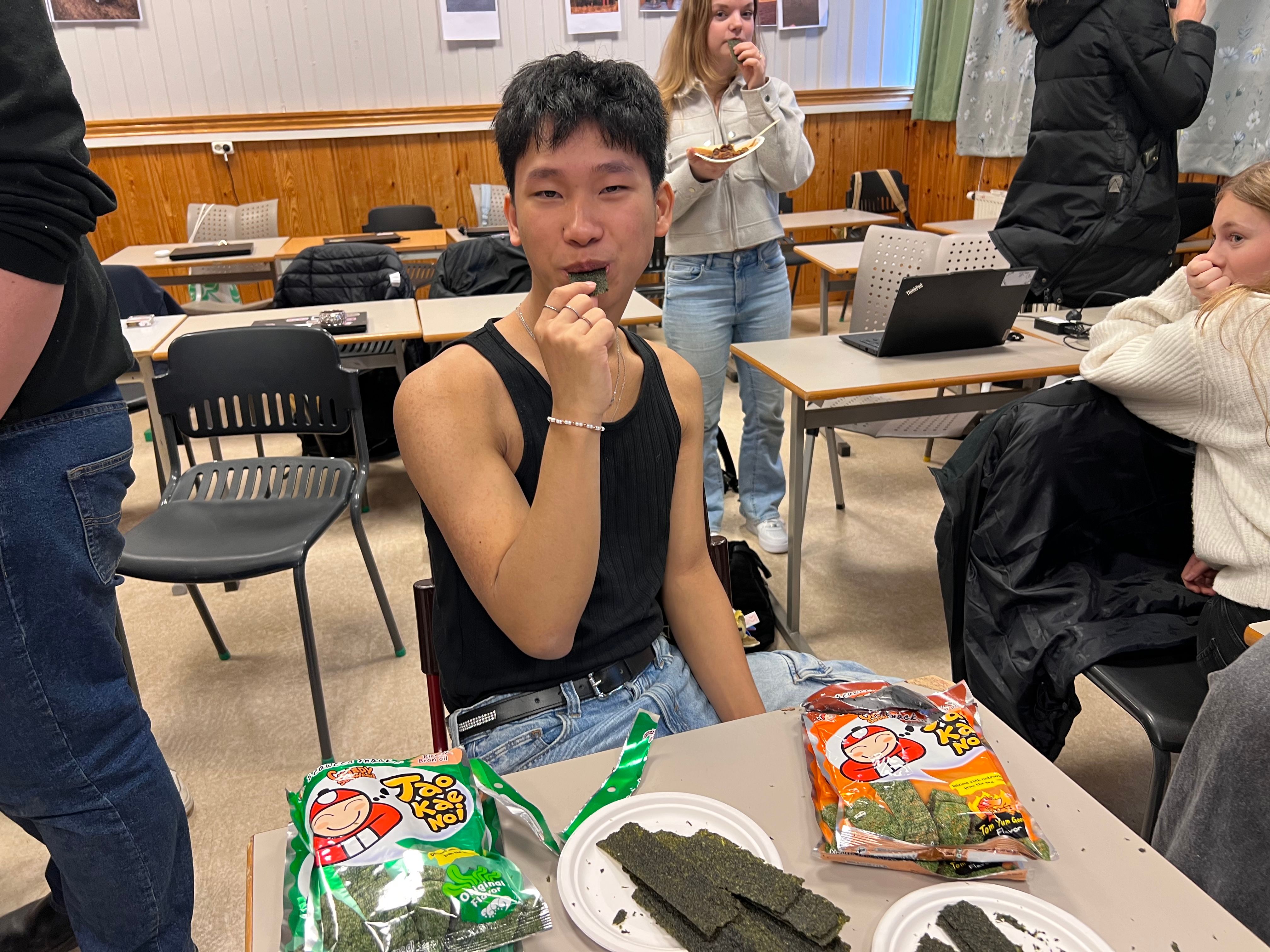 Gutt koser seg med tang og tare - chips