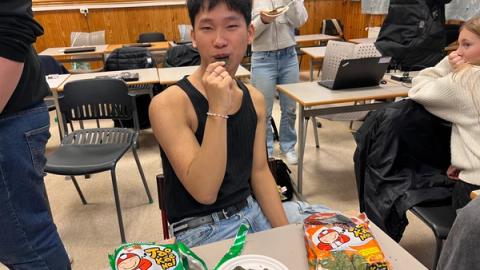 Gutt koser seg med tang og tare - chips