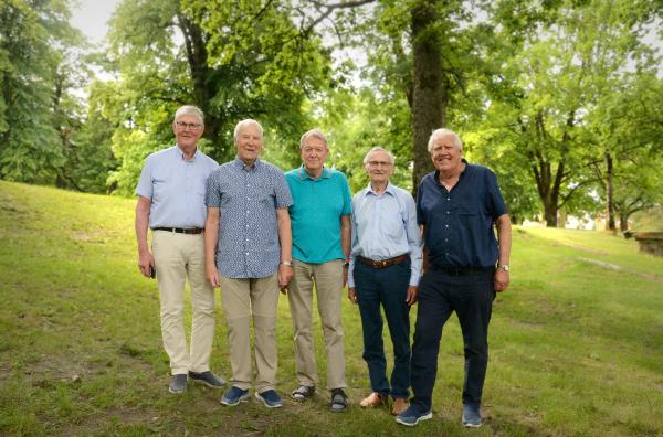 Fem 60-årsjubilanter oppstilt for fotografen. Bildet er tatt i juni 2022.