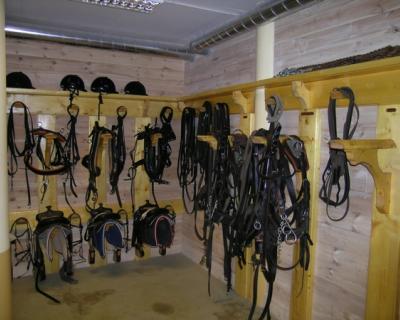 Rideutstyr i lagerrom.