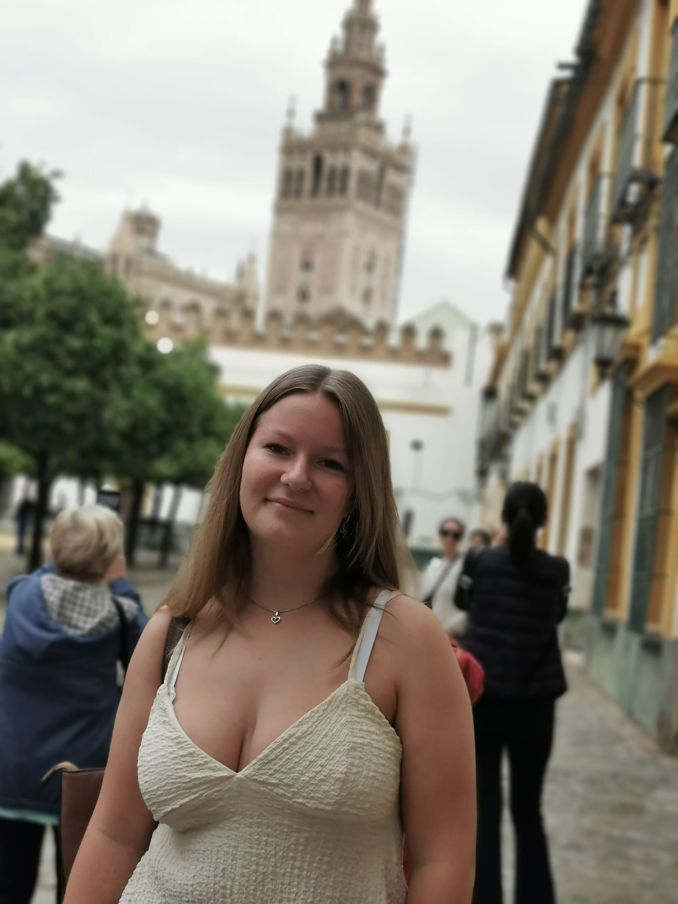 Jente med katedral i bakgrunnen. 