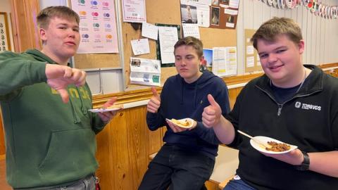 Tre gutter som smaker