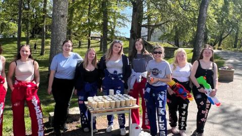 Masser russ med drikkestasjon foran seg.