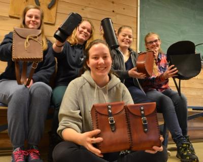 Elever med utstyr i lær som de selv har sydd.