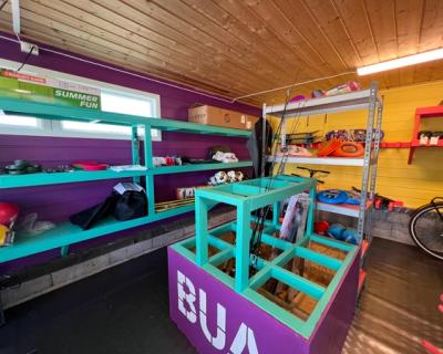 Bilde inni BUA. Flotte, farger i lilla, grønt og gult.