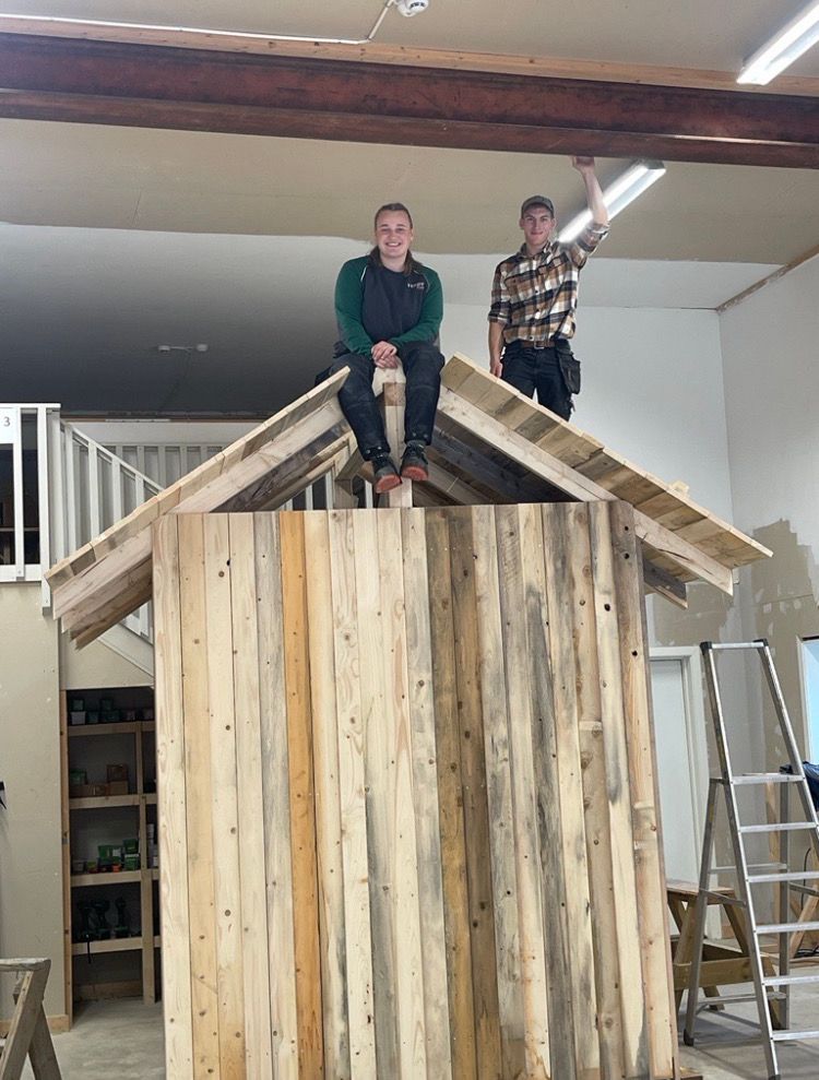 To elever oppå utedo til Solbukta. 