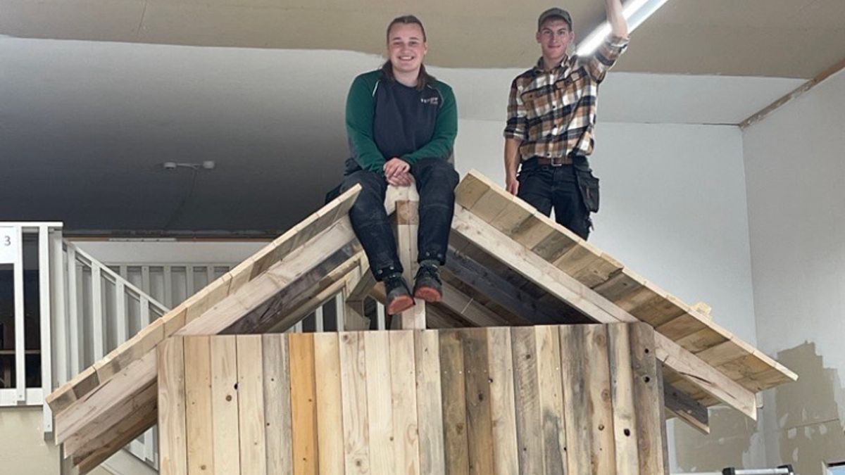 To elever oppå utedo til Solbukta.