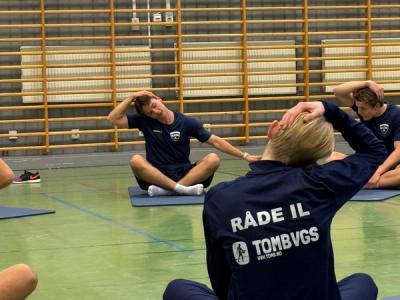 Elever sitter og strekker seg