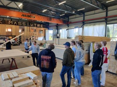 Elever informeres i et fabrikklokale hos som lager produkter i massivtre.