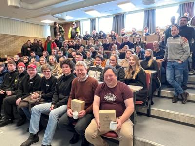 Fra auditorium, alle landbrukselevene på vg2 og Vg3. Bondediskusjon. 