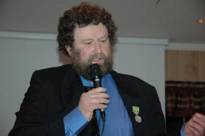 Mann taler i en mikrofon