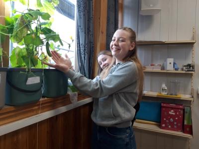 To elever smiler og viser fram agurken sin.