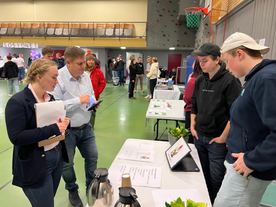 Jury ser på en bedrift. Ordfører Renè Rafshold er et av jurymedlemmene. 