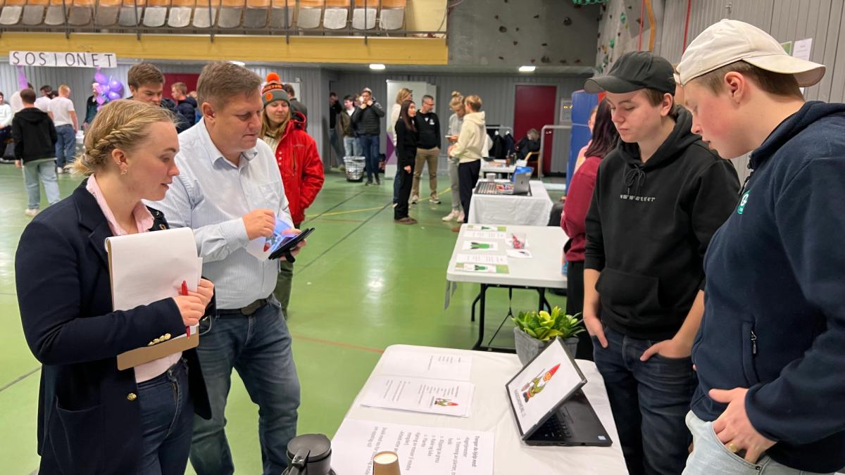 Jury ser på en bedrift. Ordfører Renè Rafshold er et av jurymedlemmene.