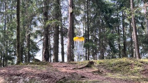 En kurv oppå en liten topp.