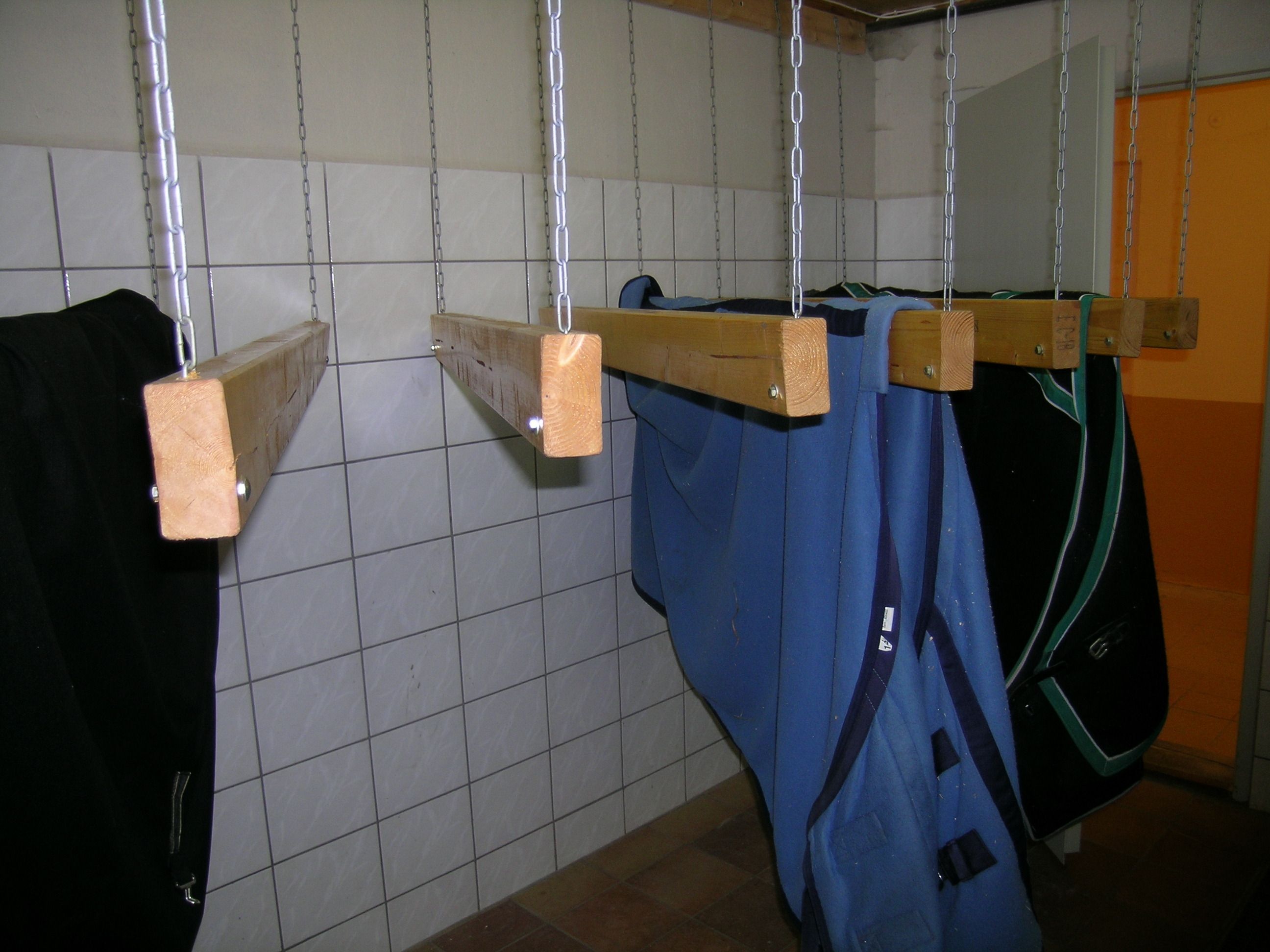Tørkestativ hvor det henger hestedekken.