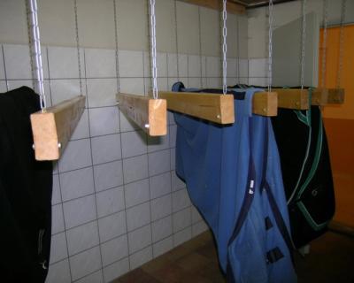 Tørkestativ hvor det henger hestedekken.