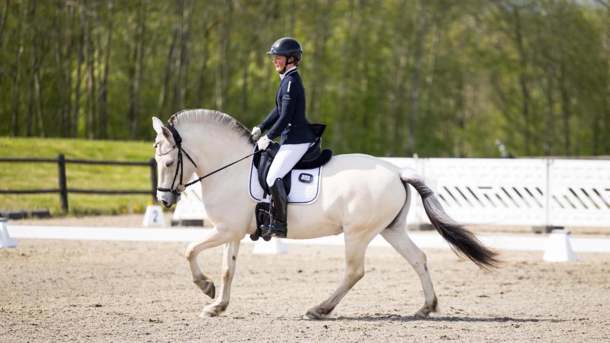 Henriette rir på Josefine, trener til NM