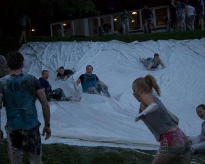 Ungdommer som sklir på såpesklia i parken i halvmørke