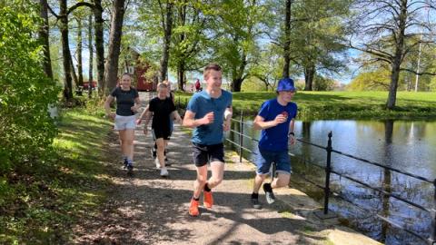 Elever som løper over brua