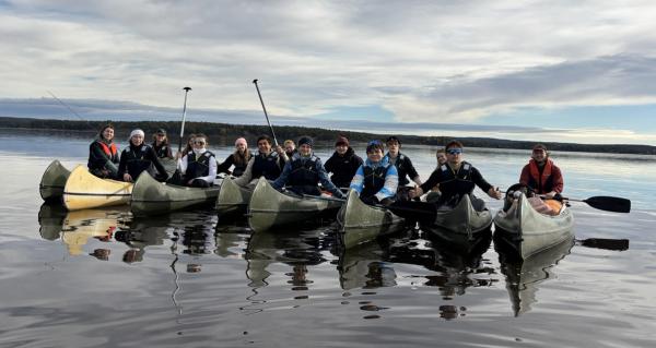 Kanoer på rekke og rad, med folk i