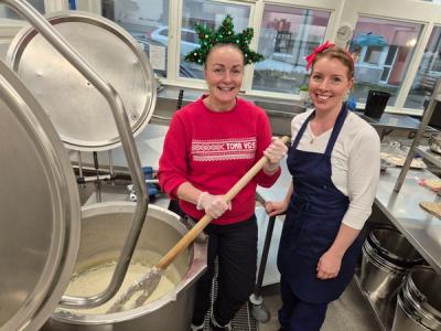 To kokker rører i julegrøten