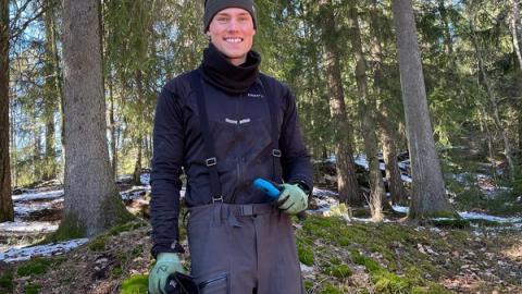 En mann smiler til kamera.