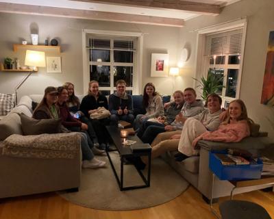 Ungdommer samlet i en stue